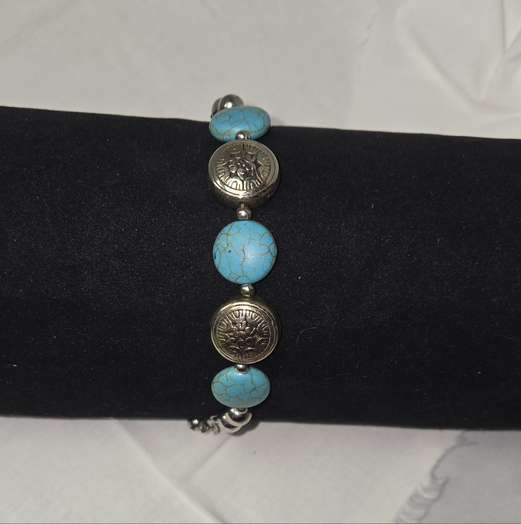 Source Unknown Turquoise Bead Bracelet With Silver Medallions